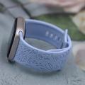 Curea din silicon cu gravură florală pentru Apple Watch Seria 11/10/9/8/SE 3/SE (2022)/7/SE/6/5/4/3/2/1 - 42mm/41mm/40mm/38mm - Liliac